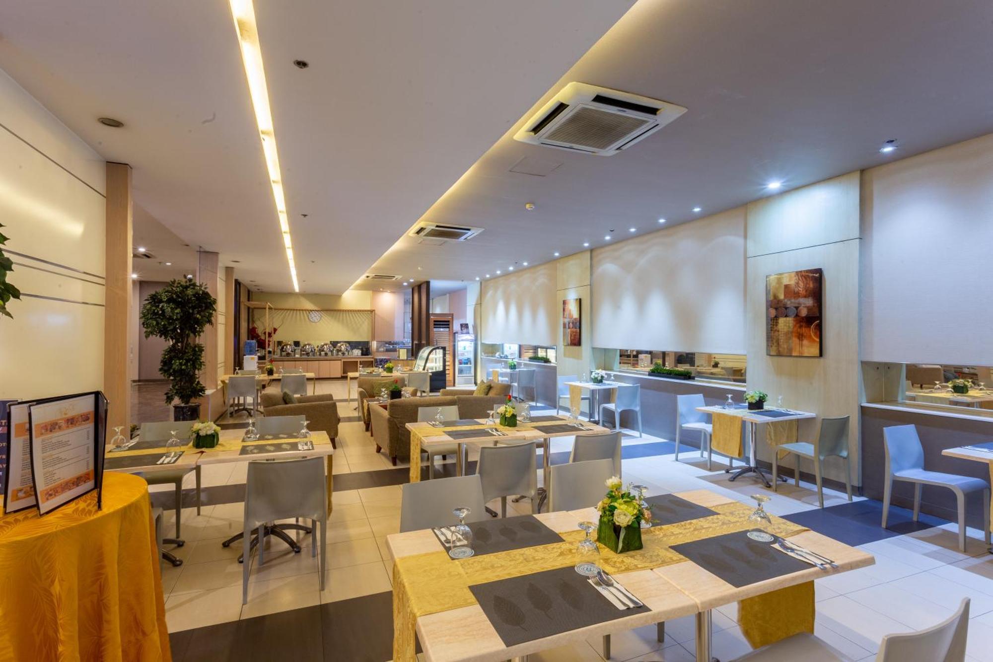 La Breza Hotel Quezon City Exterior photo
