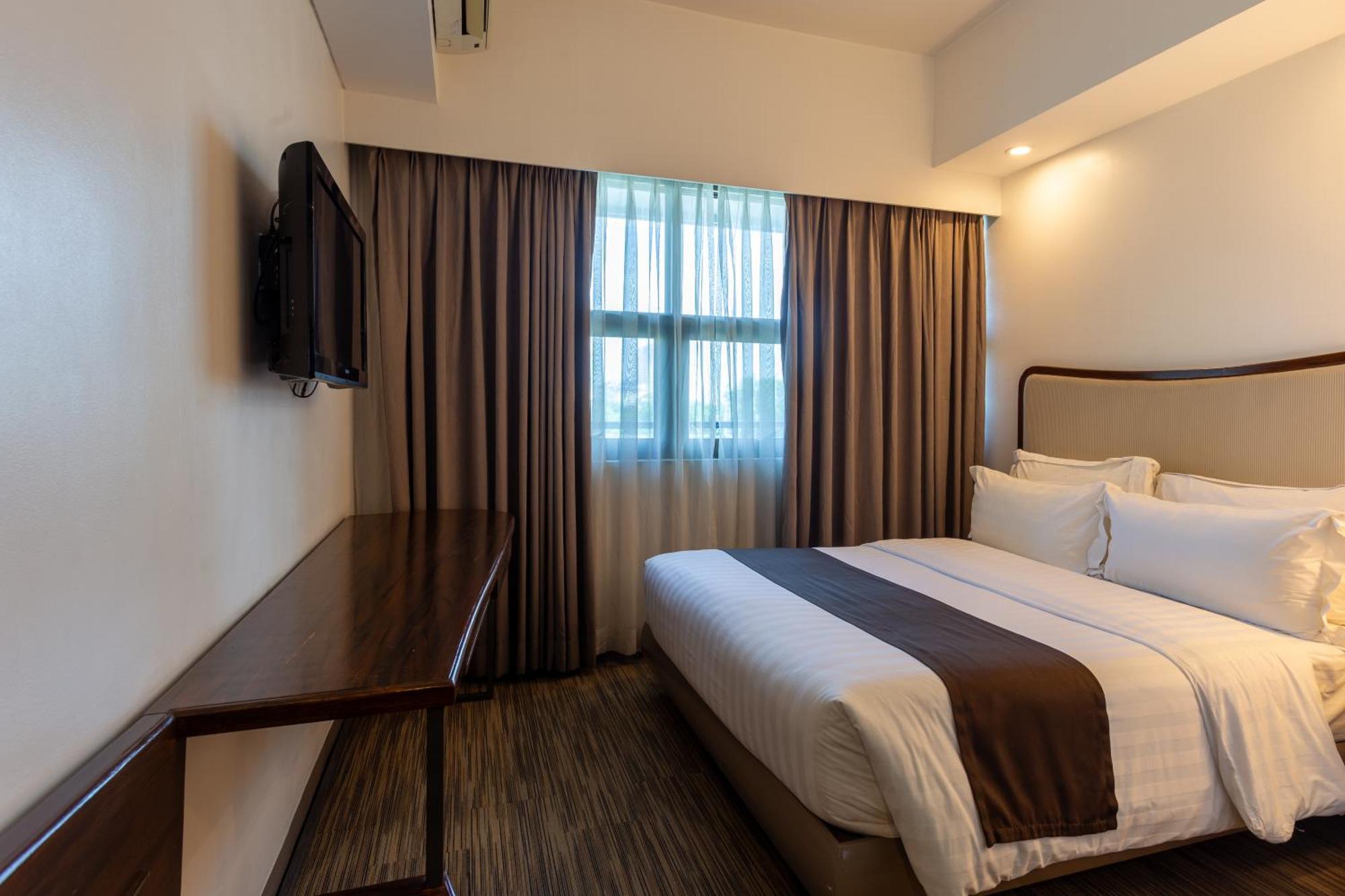 La Breza Hotel Quezon City Exterior photo