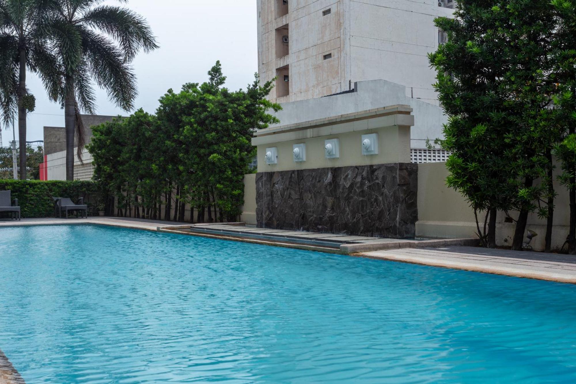 La Breza Hotel Quezon City Exterior photo