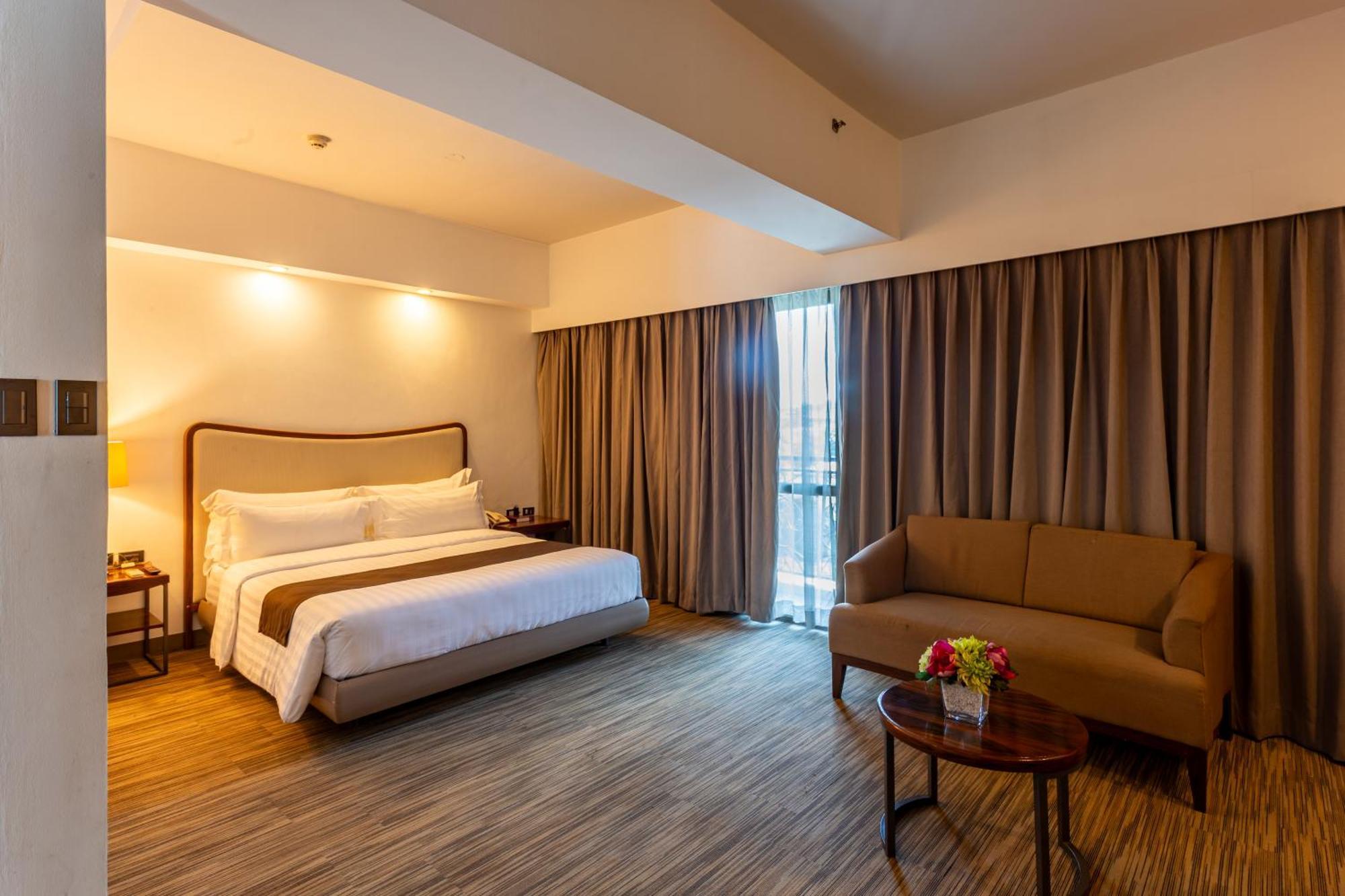 La Breza Hotel Quezon City Exterior photo