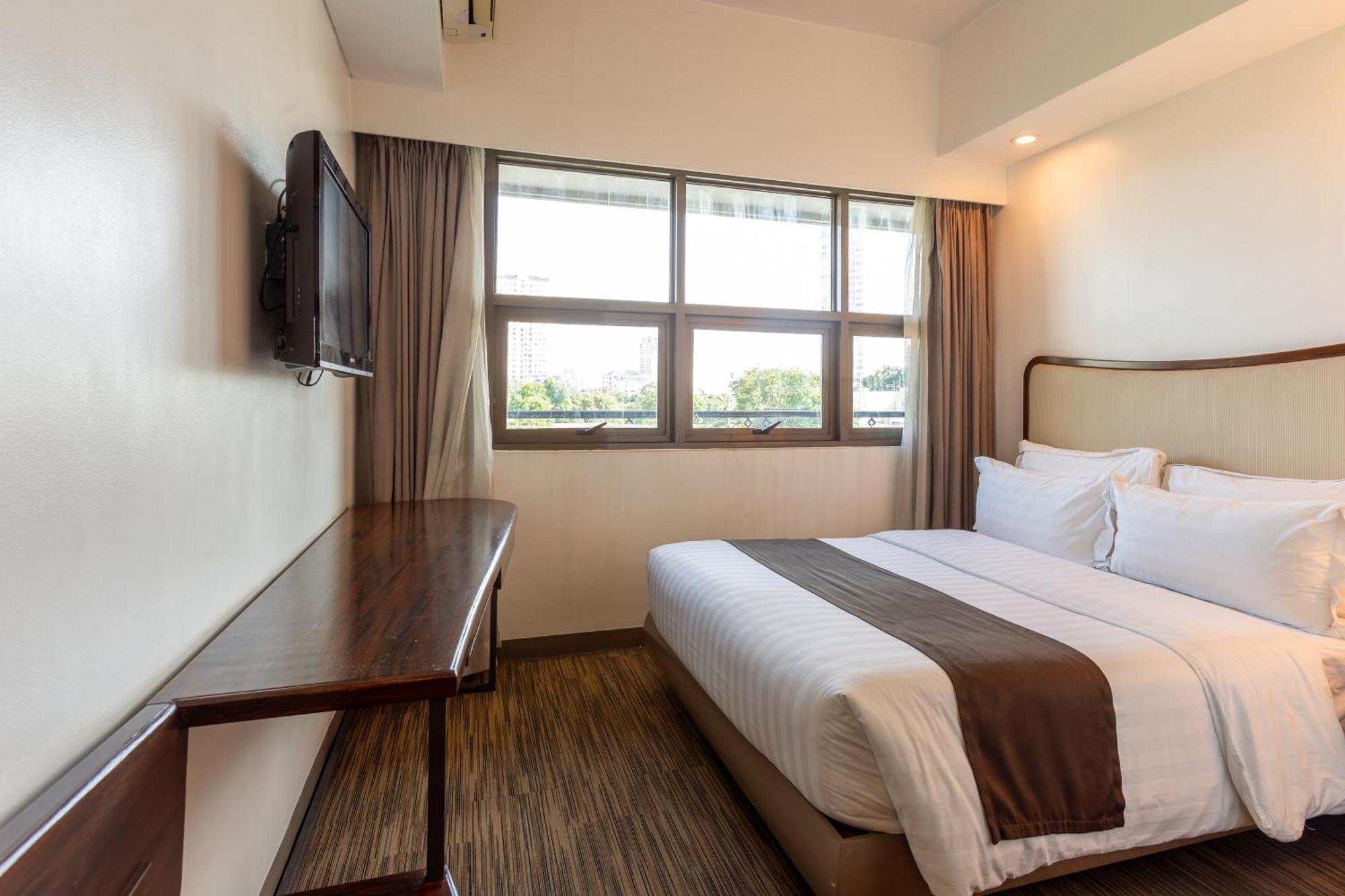 La Breza Hotel Quezon City Exterior photo